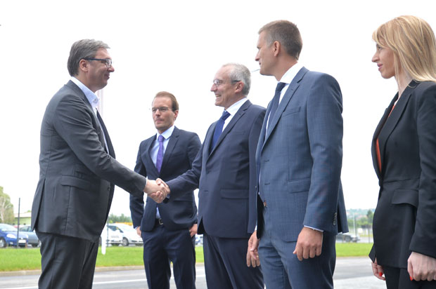 Председник Вучић отвара фабрику у Чачку: Срећан сам што подижемо ГРАД ПО ГРАД! (ФОТО)